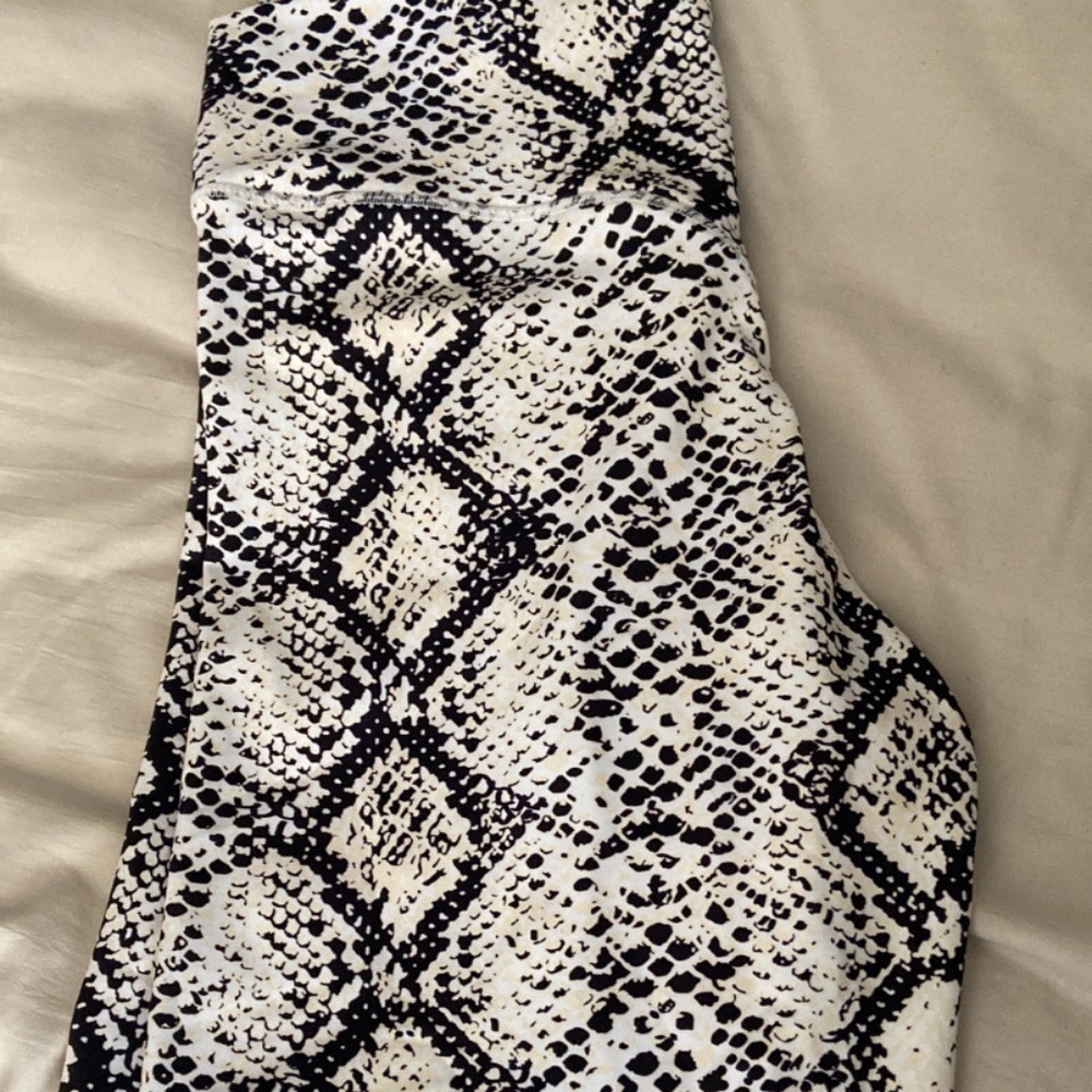 Balance Athletica Ascend Rider high waisted white snakeskin shorts medium nwot